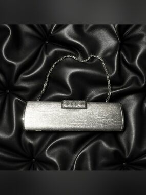 Elegant Silver Evening Clutch with Chain